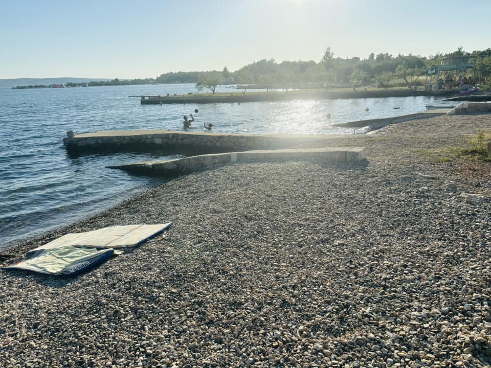 EPIDEMIJA BAHATLUKA U PRVIM REDOVIMA DO MORA Čovjek potjerao ženu s plaže u Selinama: "Ovo je privat, ovo sam ja gradijo"
