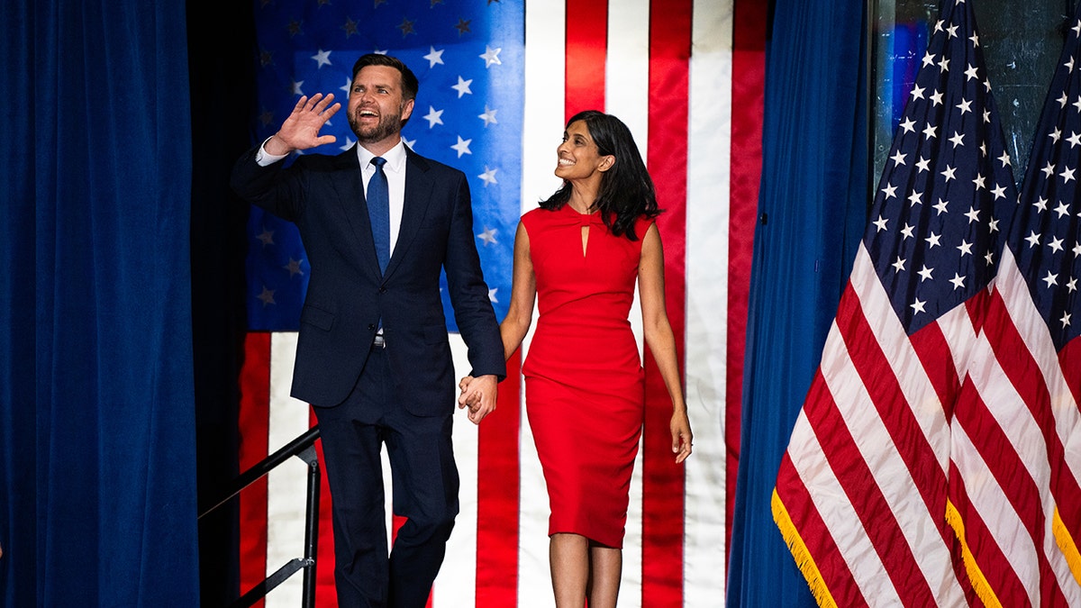 Bivši-Predsjednik-Trump-I-Predsjednik-Nominirani-Sen.-JD-Vance-Hold-Rally-In-St.-Cloud,-Minnesota