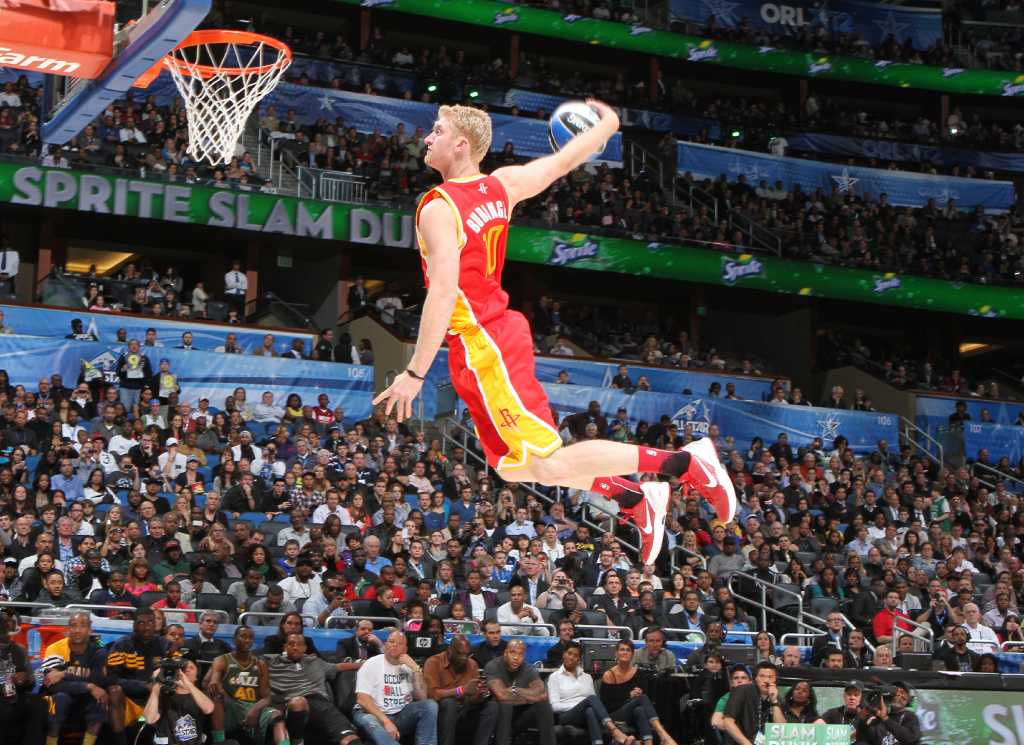 Chase Budinger iz Houston Rocketsa natječe se u Slam Dunk Contestu tijekom NBA All-Star svečanosti u Amway Centeru u Orlandu, Florida, u subotu, 25. veljače 2012. (Gary W. Green/Orlando Sentinel/MCT)