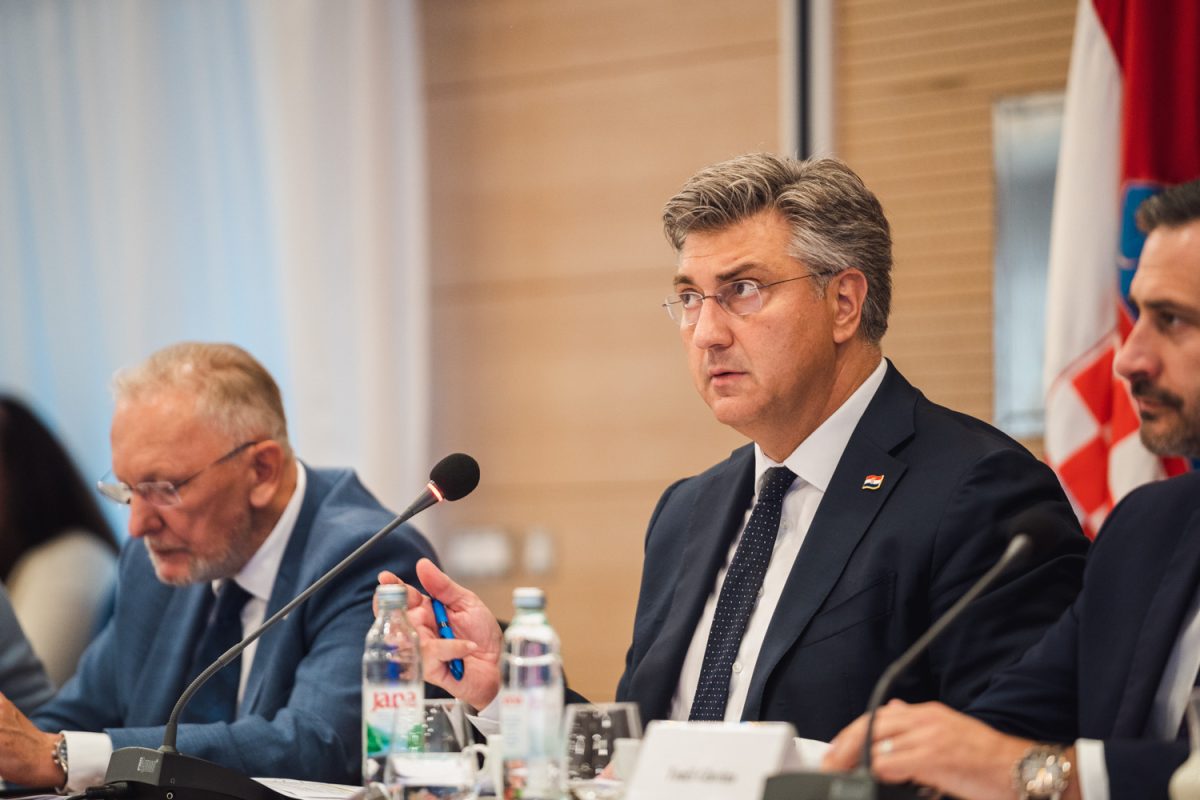 Andrej Plenković 7 23 sastanak vlade i turistickog sektora 12
