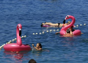 Dere bura, a oni u Pakoštanima plivaju na madracu za napuhavanje! Znate li koliko samo jedna akcija spašavanja košta?