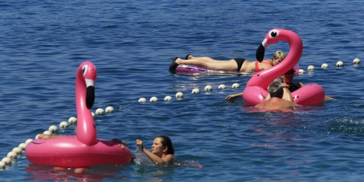 Dere bura, a oni u Pakoštanima plivaju na madracu za napuhavanje! Znate li koliko samo jedna akcija spašavanja košta?