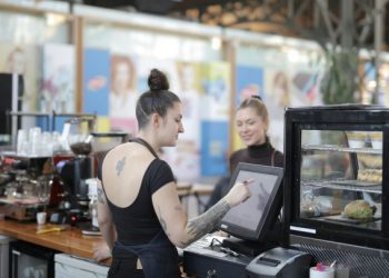 ANKETA Smeta li vam što neki trgovci i ugostitelji ne primaju kartice i je li vam draže plaćati gotovinom ili karticom?