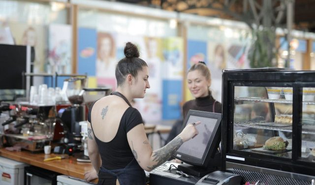 ANKETA Smeta li vam što neki trgovci i ugostitelji ne primaju kartice i je li vam draže plaćati gotovinom ili karticom?