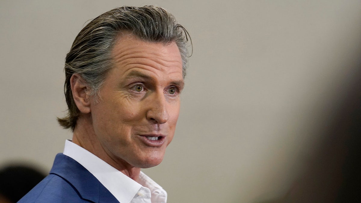 Newsom se smiješi na konferenciji za novinare u Sacramentu