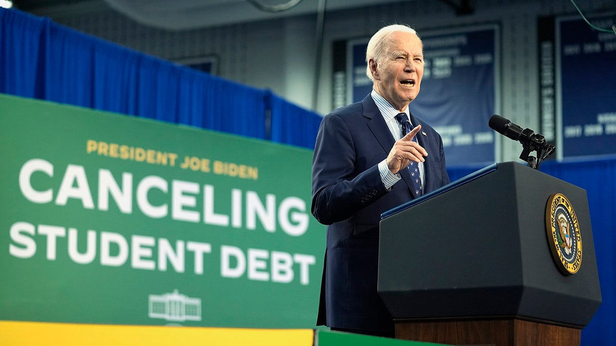 Biden poentira na pozornici u Madisonu tijekom događaja podjele studentskog duga