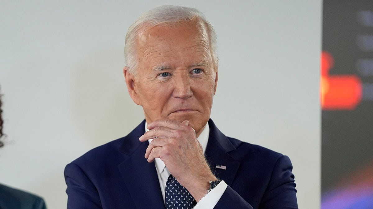 Predsjednik Biden sluša tijekom posjeta DC Emergency Operations Center u utorak, 2. srpnja 2024., u Washingtonu.