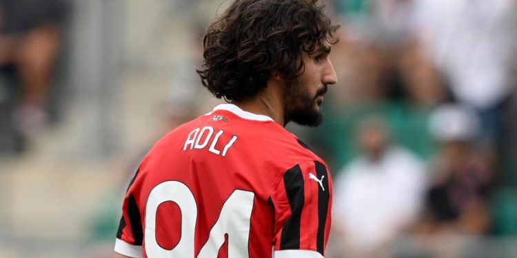 Adli, nudi Saudijska Arabija.  Milan se vraća u Emerson Royal