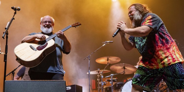 Američki rock bend otkazao turneju nakon šale o ubojstvu Trumpa (VIDEO) — RT Entertainment