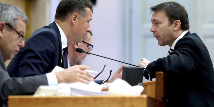 GLASANJE NA TRACI Bauk maestralno spustio DP-ovcima, pa zaradio Jandrokovićevu opomenu | NACIONAL.HR