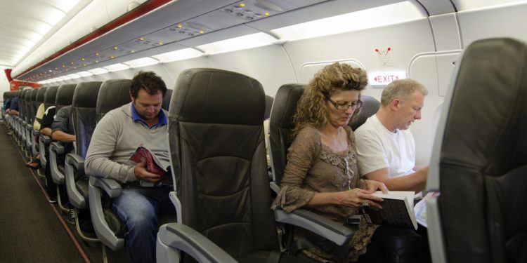 Auto Klub – Bahati putnici ne znaju osnovno pravilo: Tko smije koristiti ‘zajednički’ naslon za ruke u avionu?