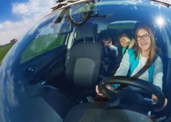 Auto Klub – Bebe više ne plaču, sada se smiju kad sjednu u auto sjedalicu! Mlada majka podijelila ‘genijalan’ trik