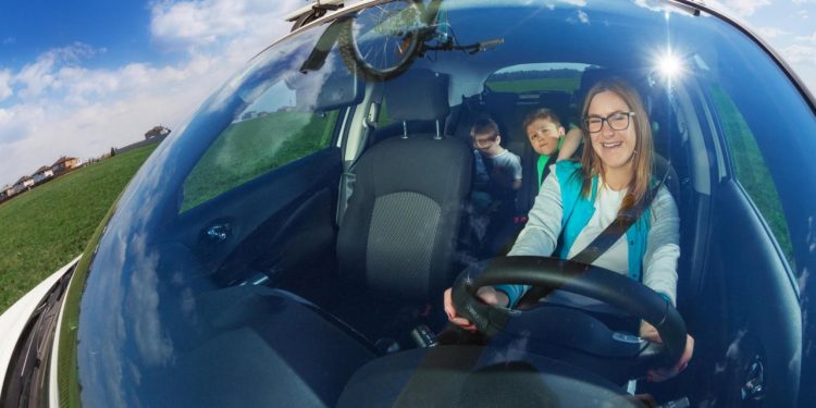 Auto Klub – Bebe više ne plaču, sada se smiju kad sjednu u auto sjedalicu! Mlada majka podijelila ‘genijalan’ trik