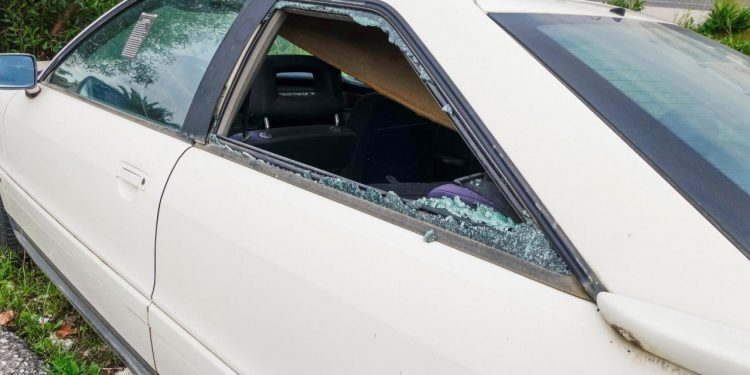 Auto Klub – Djevojka vidjela bebu ostavljenu u autu na suncu, razbila staklo i spasila je: Otac sada ima bizaran zahtjev