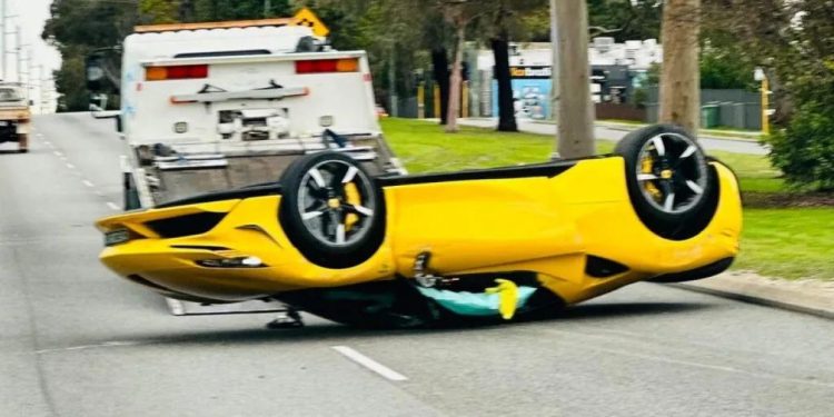 Auto Klub – I to je moguće: Kako je ovaj skupi i moćni hibridni Ferrari završio na krovu?