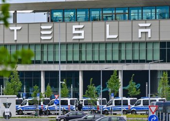 Auto Klub – Još jedna robotaksi blamaža? Tesla odgađa premijeru svojeg samovozećeg auta