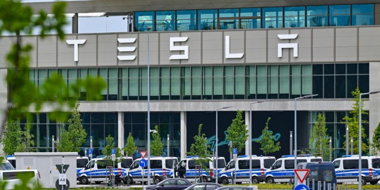 Auto Klub – Još jedna robotaksi blamaža? Tesla odgađa premijeru svojeg samovozećeg auta