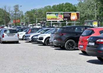 Auto Klub – Kako pronaći slobodno mjesto na prepunom parkiralištu? Fenomenalan trik raspametio vozače