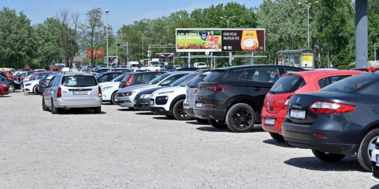 Auto Klub – Kako pronaći slobodno mjesto na prepunom parkiralištu? Fenomenalan trik raspametio vozače