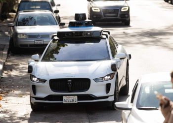 Auto Klub – ‘Kome da pišem kaznu?’ Policajac zaustavio robotaksi koji je vozio u suprotnom smjeru