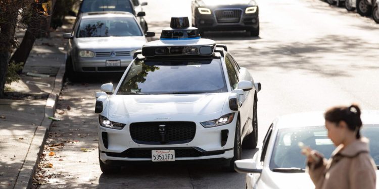 Auto Klub – ‘Kome da pišem kaznu?’ Policajac zaustavio robotaksi koji je vozio u suprotnom smjeru