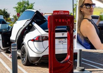 Auto Klub – Kupila Teslu pa joj počela curiti krv iz nosa i otpadati kosa, razlog je nevjerojatan