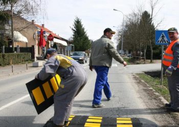 Auto Klub – Mnogi vozači uništavaju svoj auto: Ovo je trik za najbezbolniji prelazak preko ‘ležećeg policajca’