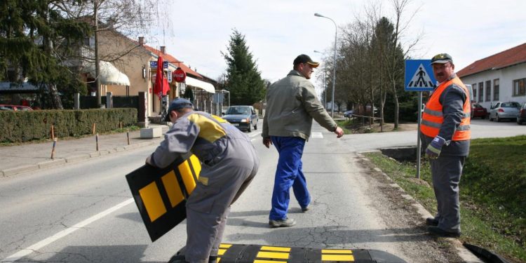 Auto Klub – Mnogi vozači uništavaju svoj auto: Ovo je trik za najbezbolniji prelazak preko ‘ležećeg policajca’