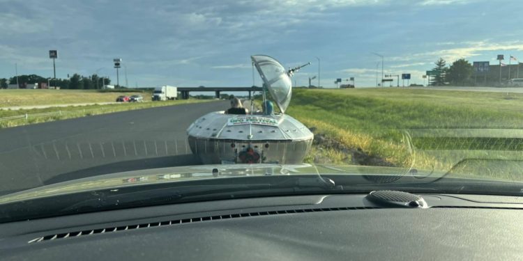 Auto Klub – NLO sletio na autocestu: Američka policija zaustavila ‘leteći tanjur’