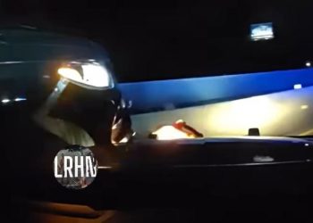 Auto Klub – Nespretni policajac jurio za Corvettom pa napravio krš i lom: Zabio se u auto nedužnih prolaznika