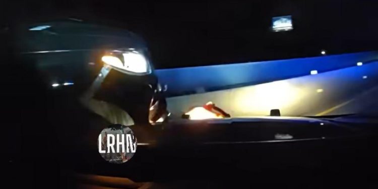 Auto Klub – Nespretni policajac jurio za Corvettom pa napravio krš i lom: Zabio se u auto nedužnih prolaznika