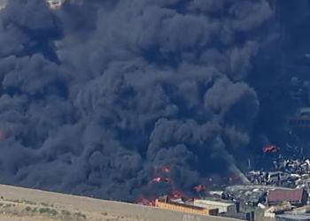 Auto Klub – Nezaustavljiva buktinja: U ogromnom požaru izgorjelo 1500 automobila