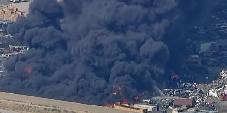 Auto Klub – Nezaustavljiva buktinja: U ogromnom požaru izgorjelo 1500 automobila