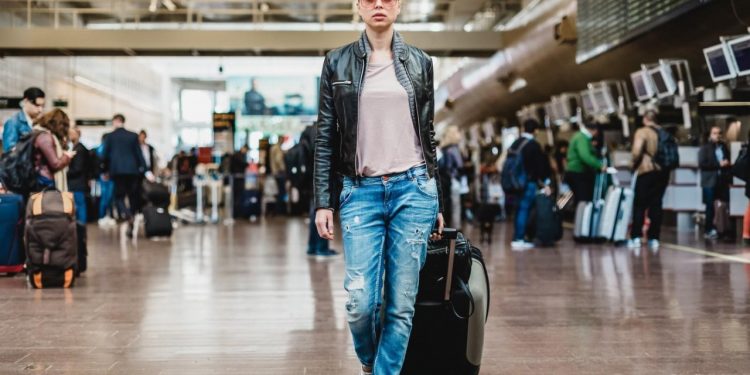 Auto Klub – Nije imala vozačku dozvolu: Žena kažnjena zbog vožnje električnog kofera