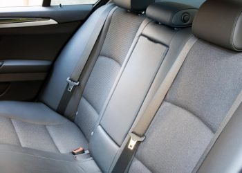 Auto Klub – Policija upozorava: Ovo nikad nemojte raditi! Obratite uvijek pozornost na stražnja sjedala