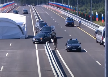 Auto Klub – Poput početnika: Vladimir Putin u novoj Ladi skoro izazvao sudar s vlastitim osiguranjem