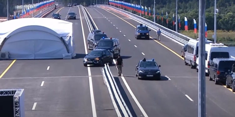 Auto Klub – Poput početnika: Vladimir Putin u novoj Ladi skoro izazvao sudar s vlastitim osiguranjem