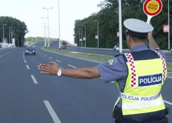 Auto Klub – Smijete li ‘blicanjem’ svjetlima upozoriti druge vozače na ‘policijsku sačekušu’?