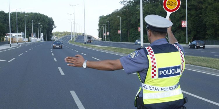 Auto Klub – Smijete li ‘blicanjem’ svjetlima upozoriti druge vozače na ‘policijsku sačekušu’?