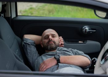 Auto Klub – ‘Sretniji sam i više nisam pod stresom’: Vozač Ubera već godinu dana živi u Fiatu 500