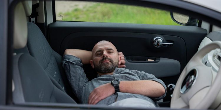 Auto Klub – ‘Sretniji sam i više nisam pod stresom’: Vozač Ubera već godinu dana živi u Fiatu 500