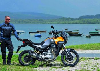 Auto Klub – Vozili smo Moto Guzzi Stelvio: Šarmira izgledom, zvukom i suverenim enduro nastupom