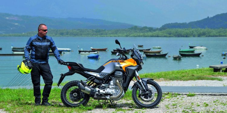Auto Klub – Vozili smo Moto Guzzi Stelvio: Šarmira izgledom, zvukom i suverenim enduro nastupom