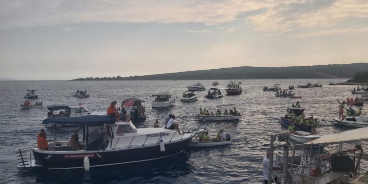 BRAČANI „POVUKLI“ MRDUJU Završena manifestacija ‘Potezanje Mrduje’, vječno nadmetanja Bračana i Šoltana