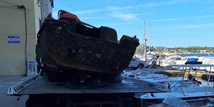 BRZA REAKCIJA SLUŽBI Nakon što su uočili potopljene brodice u Šibeniku, svi odmah reagirali i vlasnik nije imao izbora, već izvući podrtine!