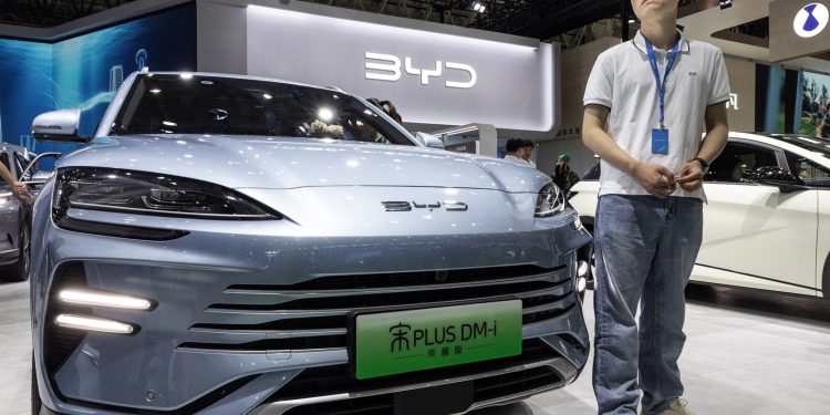 UVOD U TRGOVINSKI RAT? Europska komisija uvela visoke carine za kineske eletrične automobile | NACIONAL.HR