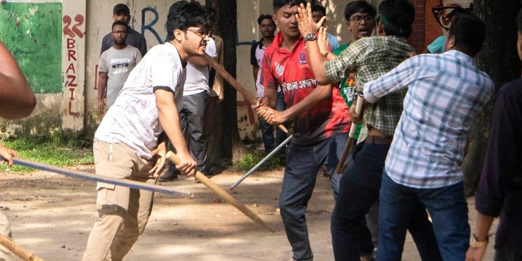 Bangladeš poziva sveučilišta da se zatvore nakon što je 6 ljudi poginulo u prosvjedima, pronađene bombe i oružje