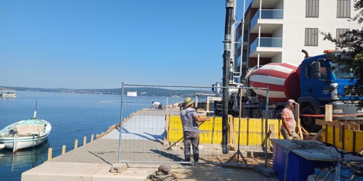 Betonaža na pomorskom dobru u Novigradu