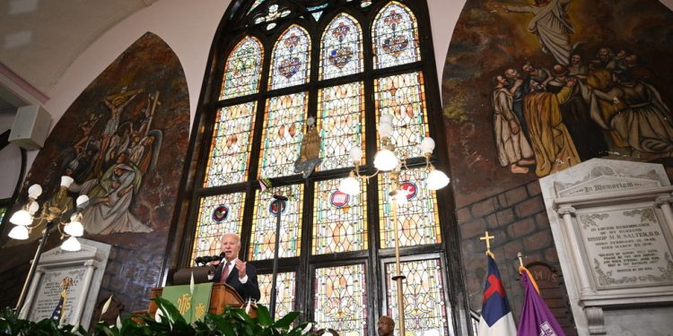 Biden kaže da će slušati samo ‘Lord Almighty’ — RT World News