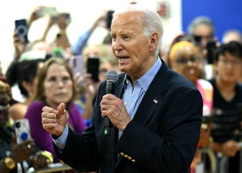 Biden poručio demokratima u Kongresu da pozivanje na njegovo odustajanje ‘samo pomaže Trumpu, a šteti nama’